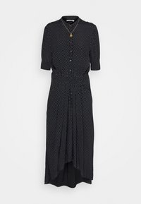 Czarna midi sukienka w białe kropki, z guzikami z przodu, krótkimi rękawami, zmarszczonym pasem i okrągłym naszyjnikiem.