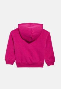 Φούξια φούτερ με μεγάλο καπό, μανσέτες και ζώνη με ριμπ ύφανση. Ομαλή υφή, στυλ που φοριέται από το κεφάλι, ορατό από πίσω. Απλός σχεδιασμός, χωρίς σχέδια.