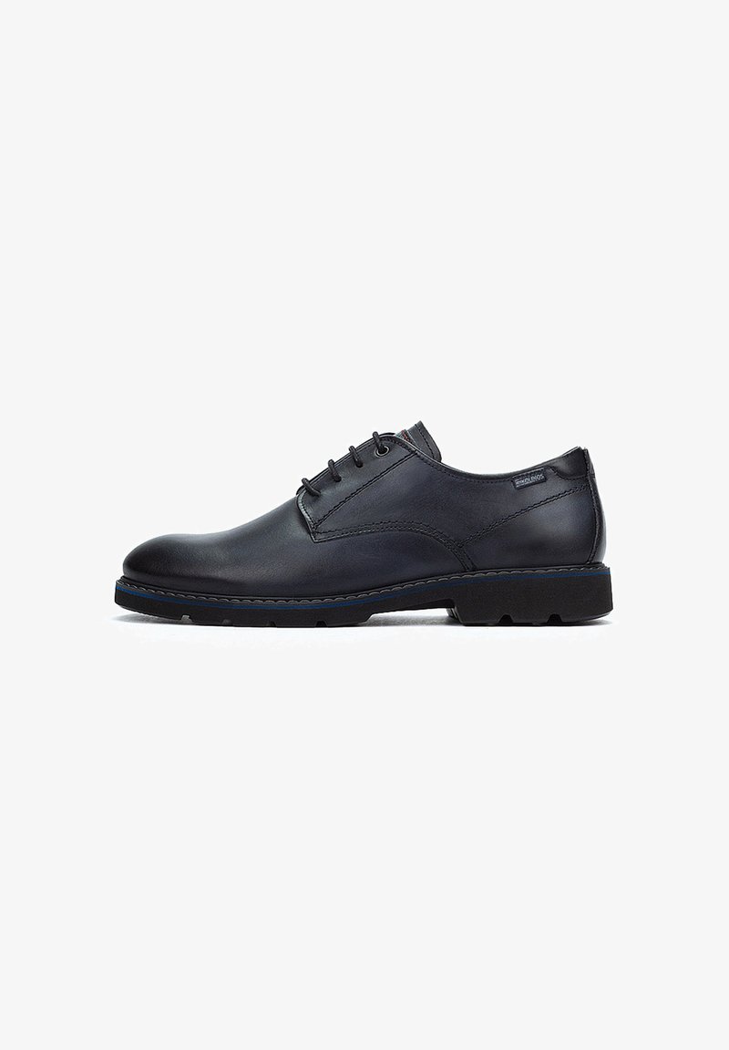 Chaussure noire en cuir à lacets avec un bout rond, surface lisse et couture bleue contrastante sur la semelle pour un ajout de détail et de texture.