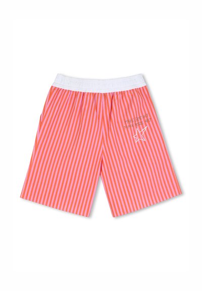Shorts à rayures verticales roses et orange avec une ceinture élastique blanche et un petit motif étoile avec texte sur la jambe droite.