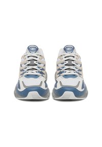 Mėlyni ir balti sportiniai batai iš tinklelio ir sintetinių medžiagų, su raišteliais, tekstūruotomis detalėmis ir storu padu.