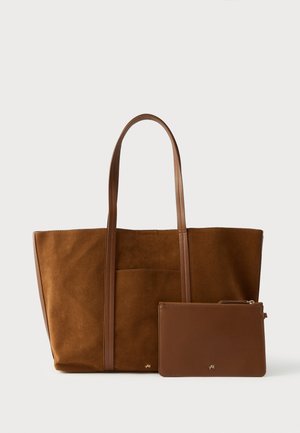 Bruine suède totebag met twee lange handvatten, voorzien van een voorvak, vergezeld van een klein bruin leren tasje met ritssluiting.