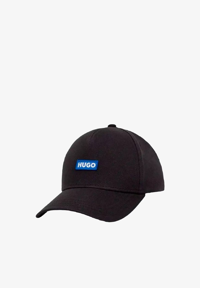 Schwarze Kappe aus Stoff mit gebogenem Schirm. Auf der Vorderseite befindet sich ein blauer rechteckiger Aufnäher mit dem weißen Text "HUGO". Einfache, klassische Gestaltung.