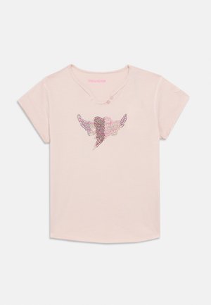Tricou roz cu mâneci scurte și guler rotund, cu un design strălucitor în formă de inimă cu aripi, realizat din pietre strălucitoare multicolore pe partea din față.