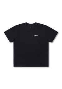Μαύρο βαμβακερό T-shirt με κοντά μανίκια. Διαθέτει στρογγυλή λαιμόκοψη και μικρό λευκό λογότυπο "FORMER" στο μπροστινό μέρος. Απλός και ευθύς σχεδιασμός.