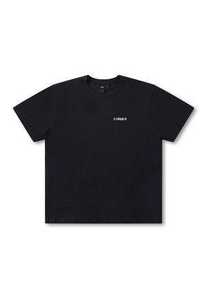 Černé tričko s krátkým rukávem z bavlny. Má kulatý výstřih a malý bílý nápis „FORMER“ na přední straně. Jednoduchý a rovný střih.