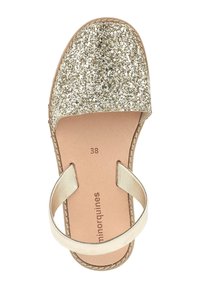 Sandale dorée scintillante avec un design plat et ouvert à l'avant. Brides métalliques et semelle intérieure beige, marquée '38'. Dessus en paillettes texturées pour plus de détail.
