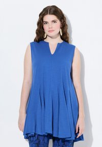 Tunica blu senza maniche con scollatura a V, design plissettato e texture morbida. Ha una vestibilità comoda e cade elegantemente sul corpo.