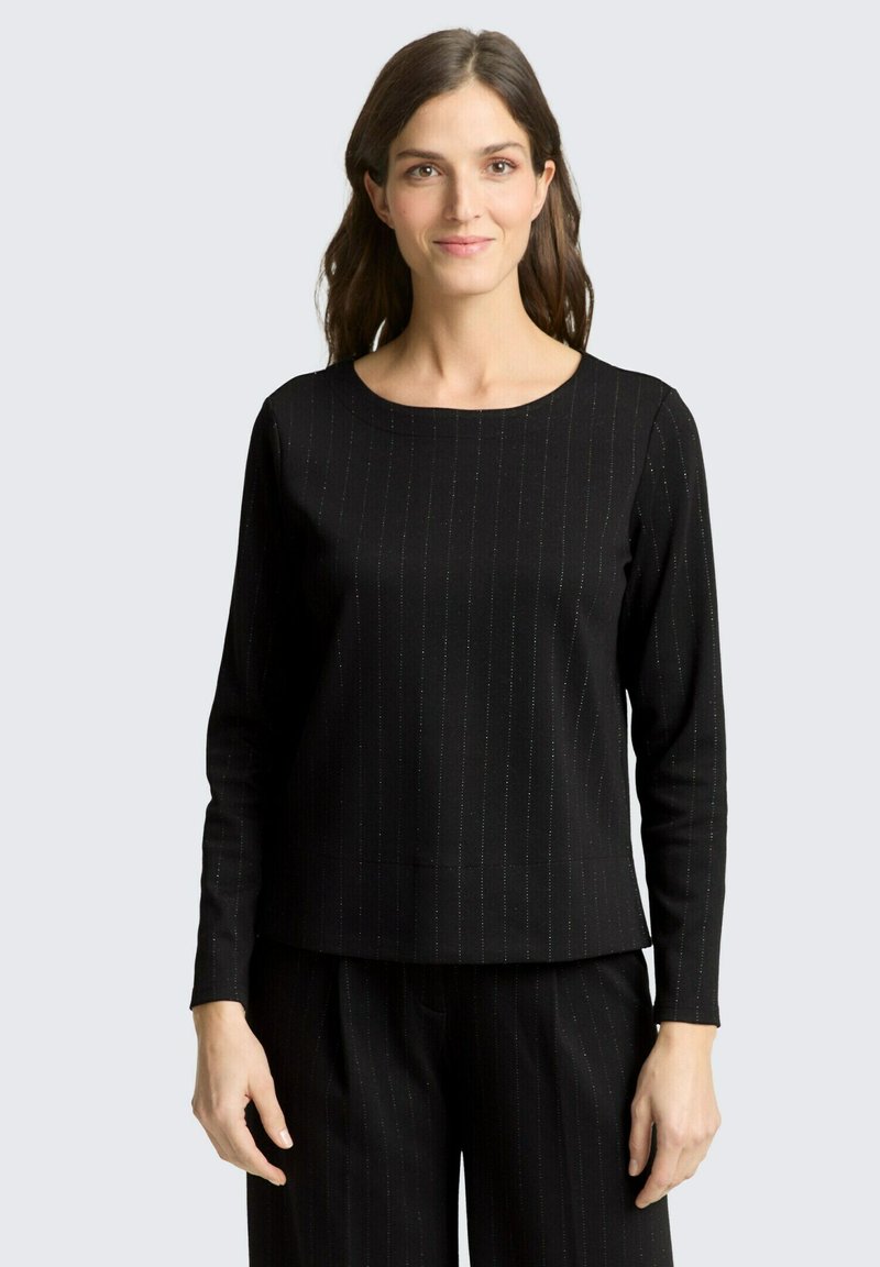 Czarna bluzka z długim rękawem i okrągłym dekoltem, zdobiona subtelnymi pionowymi prążkami, o luźnym kroju, wykonana z miękkiego, teksturowanego materiału.