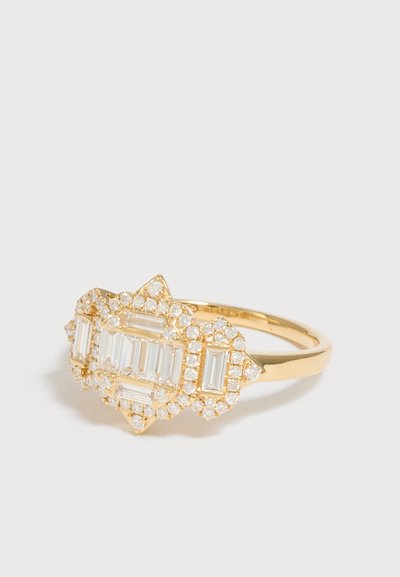 Bague en or avec un design géométrique présentant des pierres précieuses claires rectangulaires et rondes disposées en motif symétrique.