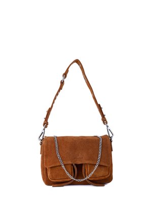 Sac d'épaule en daim marron avec rabat, deux poches avant, détail en chaîne argentée et sangle réglable avec attaches métalliques.