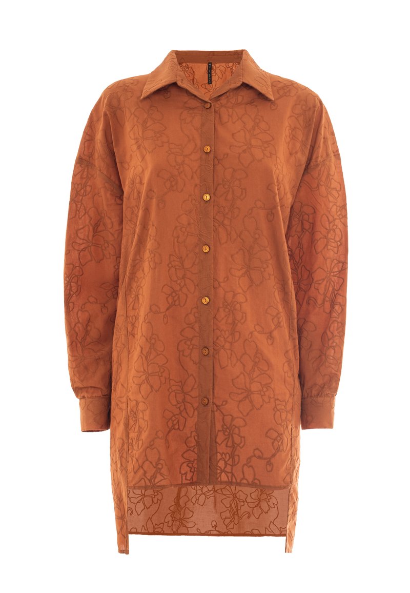Abito camicia colore ruggine in tessuto leggero, con un motivo floreale su tutta la superficie, maniche lunghe, colletto e chiusura con bottoni.