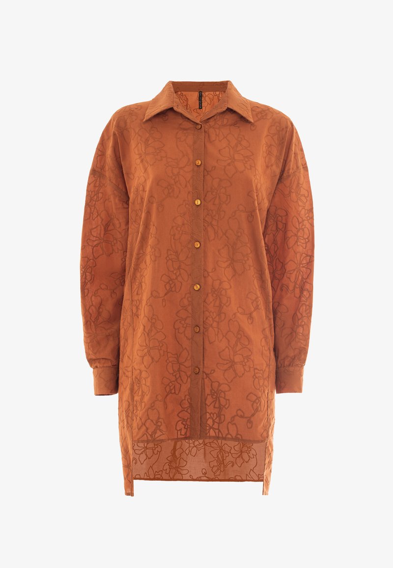 Abito camicia colore ruggine in tessuto leggero, con un motivo floreale su tutta la superficie, maniche lunghe, colletto e chiusura con bottoni.