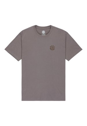 T-shirt en coton gris à manches courtes, col rond, avec un petit logo marron sur le haut de la poitrine gauche. Texture douce et design décontracté.