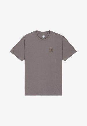 Grijze katoenen T-shirt met korte mouwen, ronde hals en een klein bruin logo op de bovenste linkerborst. Zachte textuur en casual ontwerp.