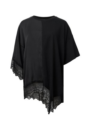 Camiseta negra de manga corta con un dobladillo asimétrico y un borde de encaje en la parte inferior. Fabricada con un tejido ligero y de textura suave.