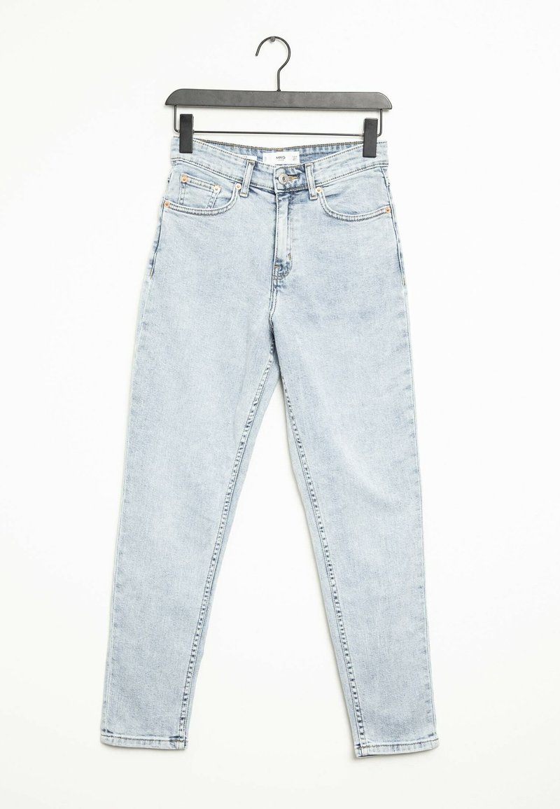 Jean slim taille haute bleu clair suspendu à un cintre en plastique noir sur fond blanc.