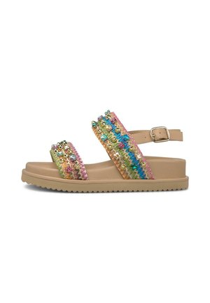Sandale à plateforme beige avec deux brides tissées multicolores ornées de clous dorés et une fermeture à boucle réglable à la cheville.