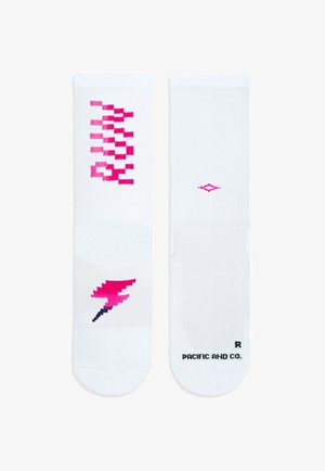 Calcetines blancos con relámpagos pixelados en color rosa y patrones de tablero de ajedrez, con áreas texturizadas y una marca en la parte inferior.