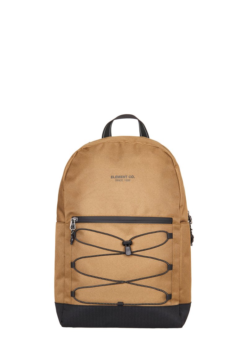 Zaino in tela marrone con base nera, dotato di una tasca con zip sul davanti e design con cordino elastico. Logo stampato sulla parte frontale.