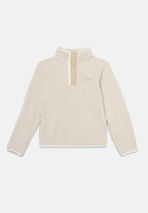 Pull polaire beige à manches longues avec col montant et patte de boutonnage à trois boutons, avec un petit logo sur la poitrine gauche.