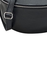 Schwarze Leder-Rundum-Umhängetasche mit strukturierter Oberfläche, silbernem Reißverschluss und verstellbarem Tragegurt.