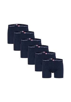 Sechs Paare schwarze Champion Boxershorts mit markierten elastischen Bunds, angeordnet in einer versetzten Reihe auf weißem Hintergrund.