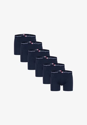 Sechs Paare schwarze Champion Boxershorts mit markierten elastischen Bunds, angeordnet in einer versetzten Reihe auf weißem Hintergrund.