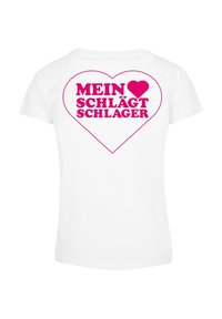 Balta marškinėliai su dideliu rožinio širdies grafiniu mėginiu ir tekstu "MEIN ♥ SCHLÄGT SCHLAGER" ryškiais, didžiosiomis raidėmis. Trumpomis rankovėmis.