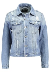 Giacca di jeans blu chiaro con una texture vissuta. Presenta un design con colletto, tasche frontali e bottoni metallici argentati. Maniche lunghe.