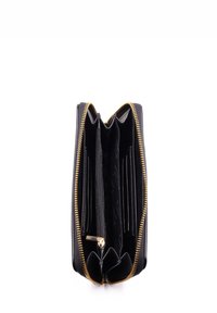 Portafoglio in pelle nera con zip dorata. L'interno presenta più slot per carte e un compartimento con zip. Materiale texturizzato, design compatto.