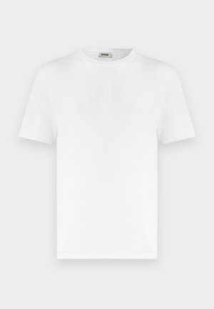 Hvid T-shirt med korte ærmer og rund hals, ribbet tekstur og en lille halsetiket med teksten "DRYKORN" på en ensfarvet lys baggrund.