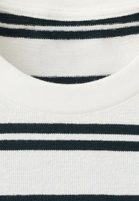 Gros plan sur un tissu tricoté blanc avec des rayures horizontales noires et un col rond.