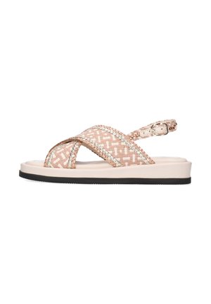 Flad sandal med vævede lyserøde og beige krydsede remme, metaltrim, justerbar ankelrem og hvid sål med sort bund.
