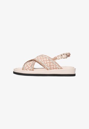 Sandalo basso con cinturini intrecciati rosa e beige incrociati, finiture metalliche, cinturino regolabile alla caviglia e suola bianca con fondo nero.