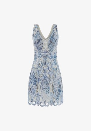 Sininen kukkamekko pitsiyksityiskohdalla. Ominaisuuksiin kuuluu V-pääntie, hihaton muotoilu ja monimutkaiset kuviot, jotka on kirjottu kankaaseen. Aaltomaiset helma.