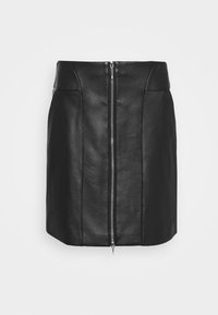 Zwarte neplederen mini rok met een zilveren rits aan de voorkant en verticale naaddetails op een effen lichte achtergrond.