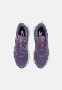Baskets de sport violettes avec dessus en maille, accents décoratifs blancs et détails réfléchissants. Présente une semelle rembourrée et un dessus à motifs.