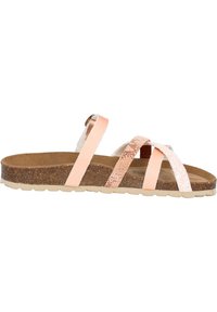 Ploché sandály na klínku s metalickými růžovými a texturovanými broskvovými popruhy. Korková stélka a světlá tanová gumová podrážka. Otevřený design, minimální zakrytí.