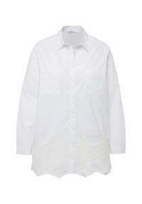 Camicia bianca con bottoni, dotata di due tasche frontali, caratterizzata da un accento in pizzo ricamato e testurizzato all'orlo e un colletto.