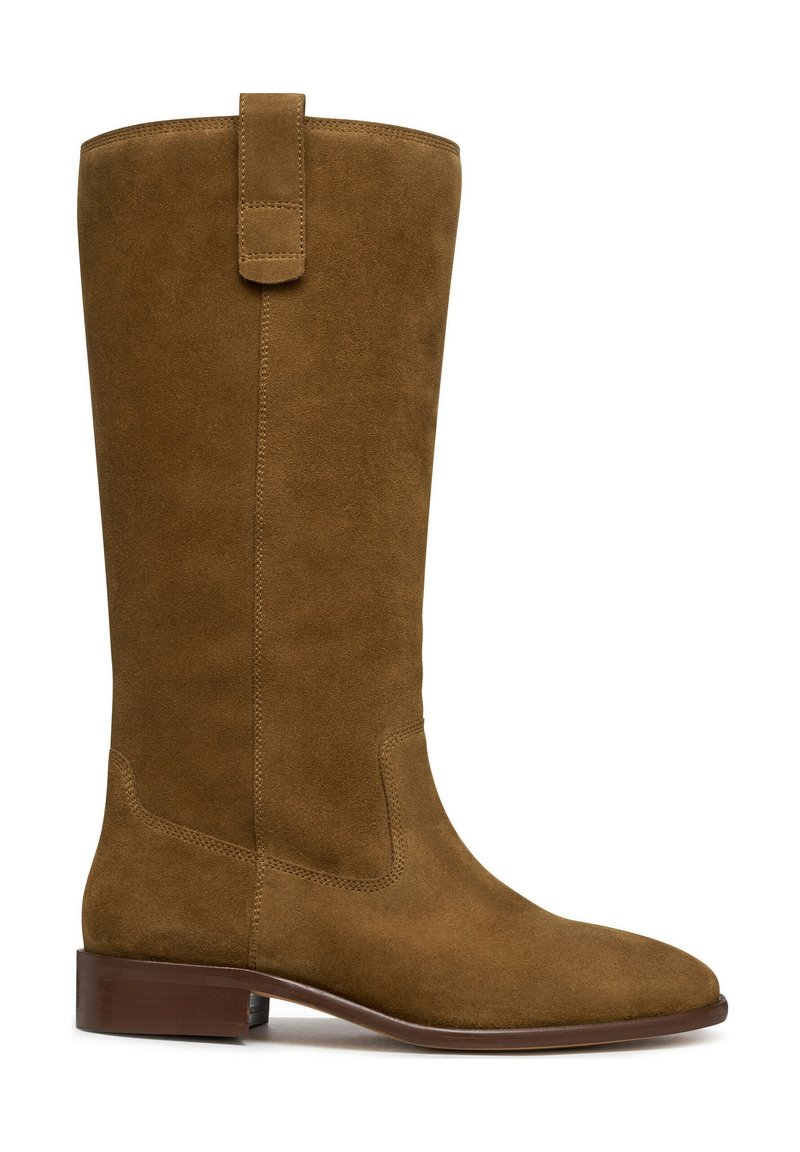 Stivale in suede marrone alto fino al ginocchio con silhouette dritta, tacco piatto e una cinghia ad anello sulla parte superiore. Texture liscia e design a punta.