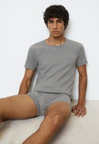 Szary T-shirt i dopasowane szorty wykonane z mieszanki bawełny, z prostym wzorem, okrągłym dekoltem i krótkimi rękawami.