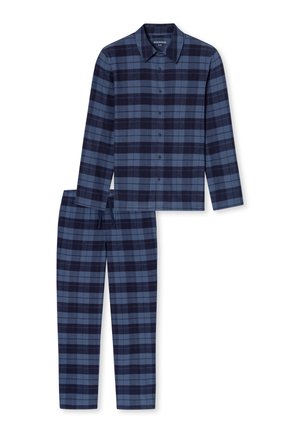 Mann läuft barfuß und trägt ein blaues und dunkelblau kariertes langärmeliges Knopfhemd und passende Pyjamahosen.