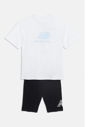 Valge lühikeste varrukatega New Balance T-särk helesinise logoga, millele on lisatud mustad põlveni ulatuvad lühikesed püksid, mille jalas on valge New Balance logo.