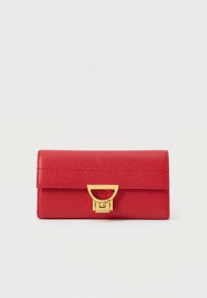 Portofel din piele texturată roșie, cu închidere prin clapetă din metal auriu, în formă dreptunghiulară, și detalii cusute pe un fond alb.