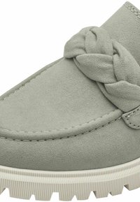 Scarpa in suede verde chiaro con un accento intrecciato, caratterizzata da una punta arrotondata e suola in gomma testurizzata con scanalature per una buona aderenza.