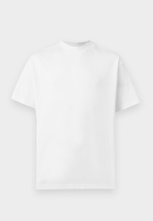 Egyszerű fehér, rövid ujjú, kerek nyakú póló, laposan kiterítve, látható logók vagy minták nélkül.