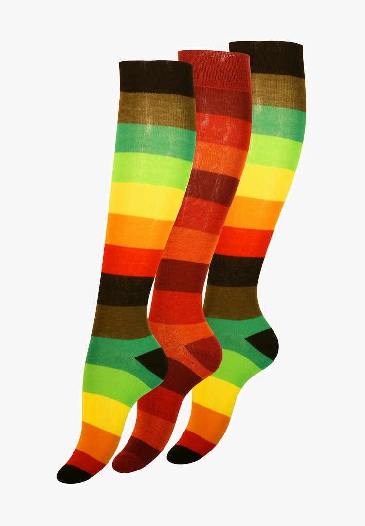 Calze fino al ginocchio a righe colorate in verde, giallo, arancione, rosso e marrone. Ogni paio presenta distinti bande orizzontali alternate.