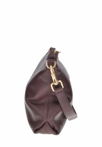 Borsa in pelle bordeaux con una texture morbida, forma rotonda, dettagli in metallo dorato e tracolla regolabile. Chiusura con zip nella parte superiore.