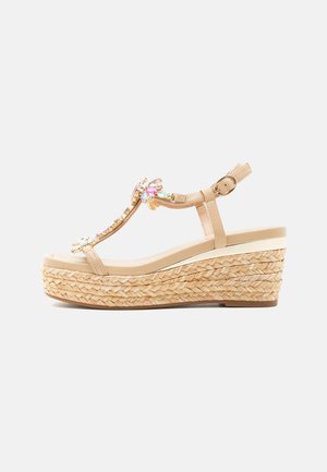 Beige sleehak sandaal met gevlochten espadrille platform, T-band versierd met kleurrijke edelstenen en verstelbare enkelriem.